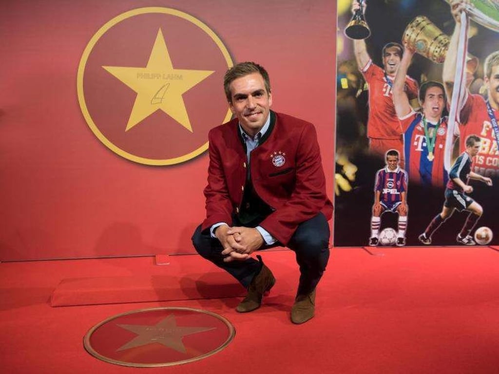 Philipp Lahm in der Allianz Arena neben seinem frisch enthüllten Stern in der Hall of Fame. Foto: Sven Hoppe