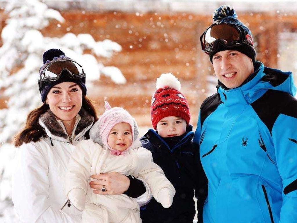 Prinz William (r.) mit seiner Frau Kate (l.) und den gemeinsamen Kindern in den französischen Alpen. Foto: John Stillwell
