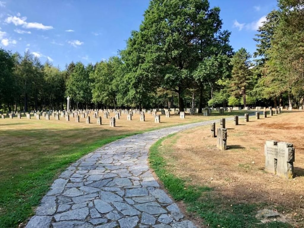 Auf dem Soldatenfriedhof Hürtgen wurden Doppelkreuze, sogenannte «Kameradenkreuze» aufgestellt. Foto: Rainer Valder