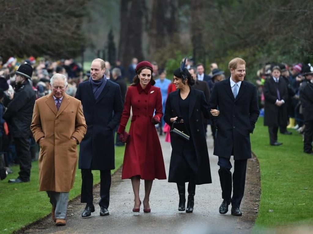 Prinz Charles (l-r), Prinz William, Herzogin Kate, Herzogin Meghan und Prinz Harry auf dem Weg in die Kirche. Foto: Joe Giddens/PA