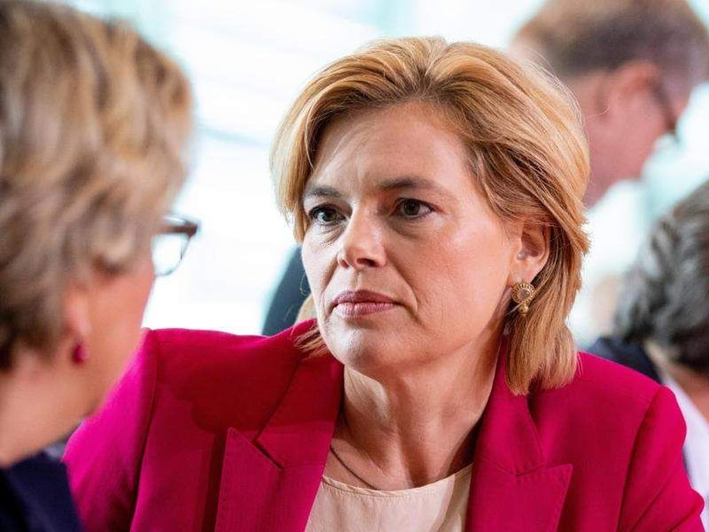 Julia Klöckner (r) und Svenja Schulze interpretieren den Koalitionsvertrag unterschiedlich. Foto: Kay Nietfeld