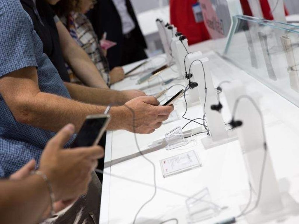 Surfen, simsen, spielen, Tickets buchen, sich den Weg anzeigen lassen und, und, und: Für viele ist ein Alltag ohne Smartphone kaum noch vorstellbar. Foto: Florian Schuh