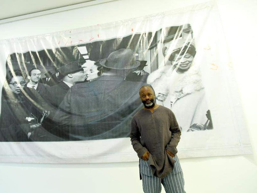 Theaster Gates vor seinem Werk «The Kiss» im Sprengel Museum. Foto: Holger Hollemann
