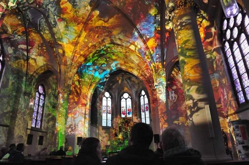 Foto: Uli LŸcke--Mehrere SchauplŠtze lockten am Samstag Hunderte in den SŸden der Stadt zur Kulturnacht "Salbke in anderem Licht". Warzeichen, Musik und diverse Licht-und Videoaktionen bildeten das Konzept. Hier der Innenraum der Sankt Johann Baptist Kirche. Der KŸnstler Seth Schwarz prŠsentierte hier seine Lichtinstallation zu Musik.