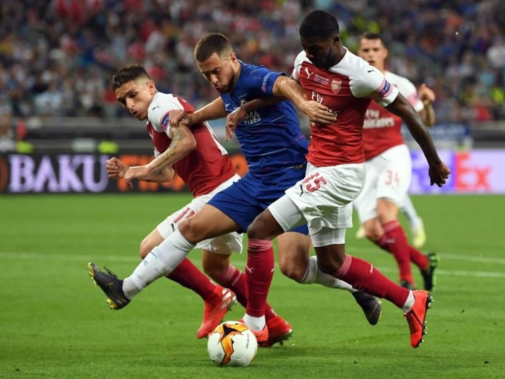 Chelsea-Star Eden Hazard (M) wird von zwei Arsenal-Spielern unter Druck gesetzt. Foto: Arne Dedert