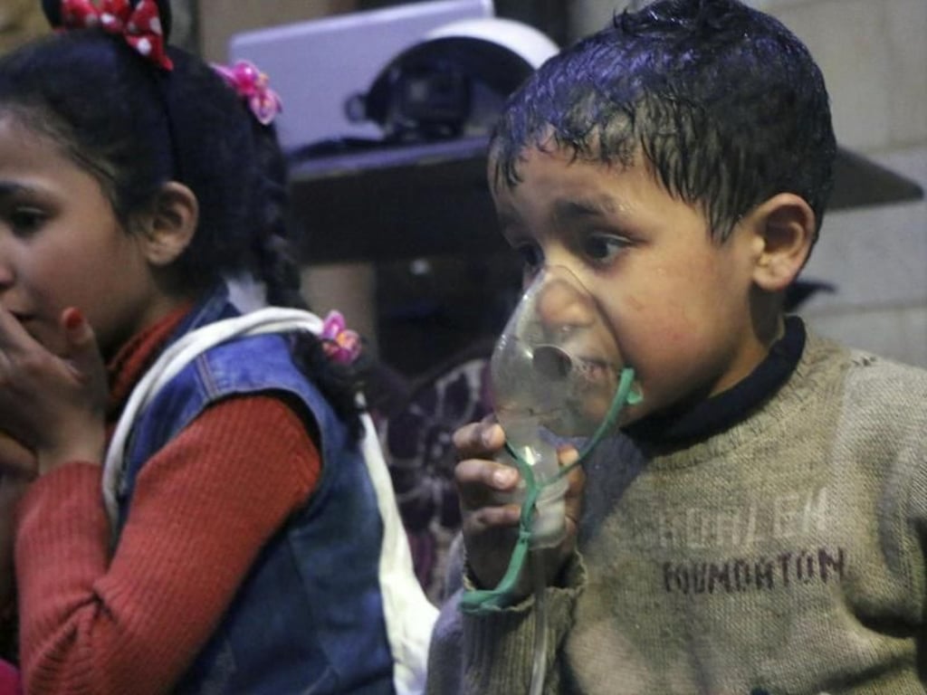 Ein Junge holt im syrischen Duma durch ein Beatmungsgerät Luft. Foto: Syrian Civil Defense White Helmets/AP