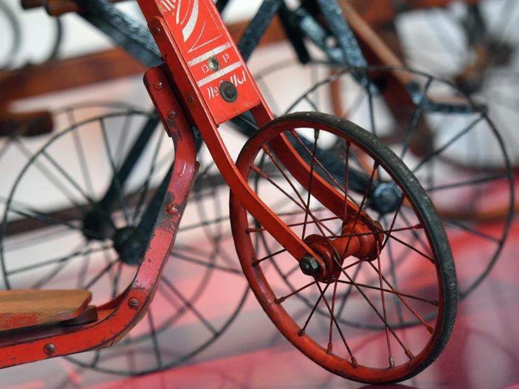 Rad eines Kinderwagens im Deutschen Kinderwagenmuseum. Foto: Hendrik Schmidt/Archiv