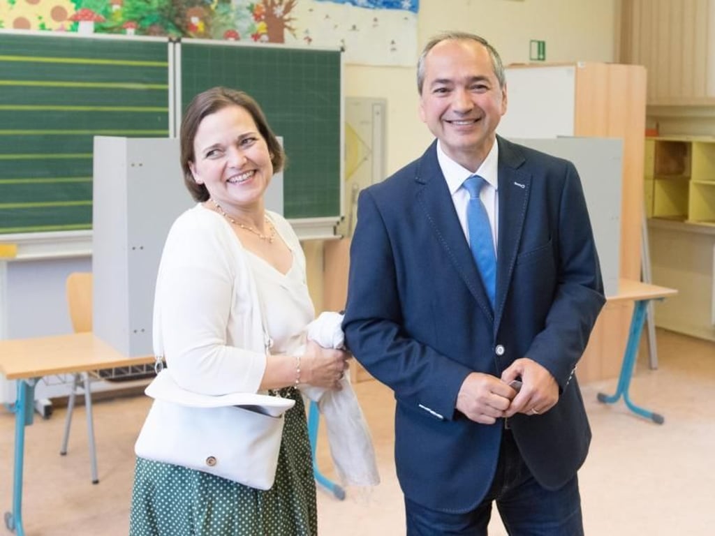 Er wird neuer Görlitzer OB: Octavian Ursu (CDU) neben seiner Frau Désirée in einem Wahllokal. Foto: Sebastian Kahnert