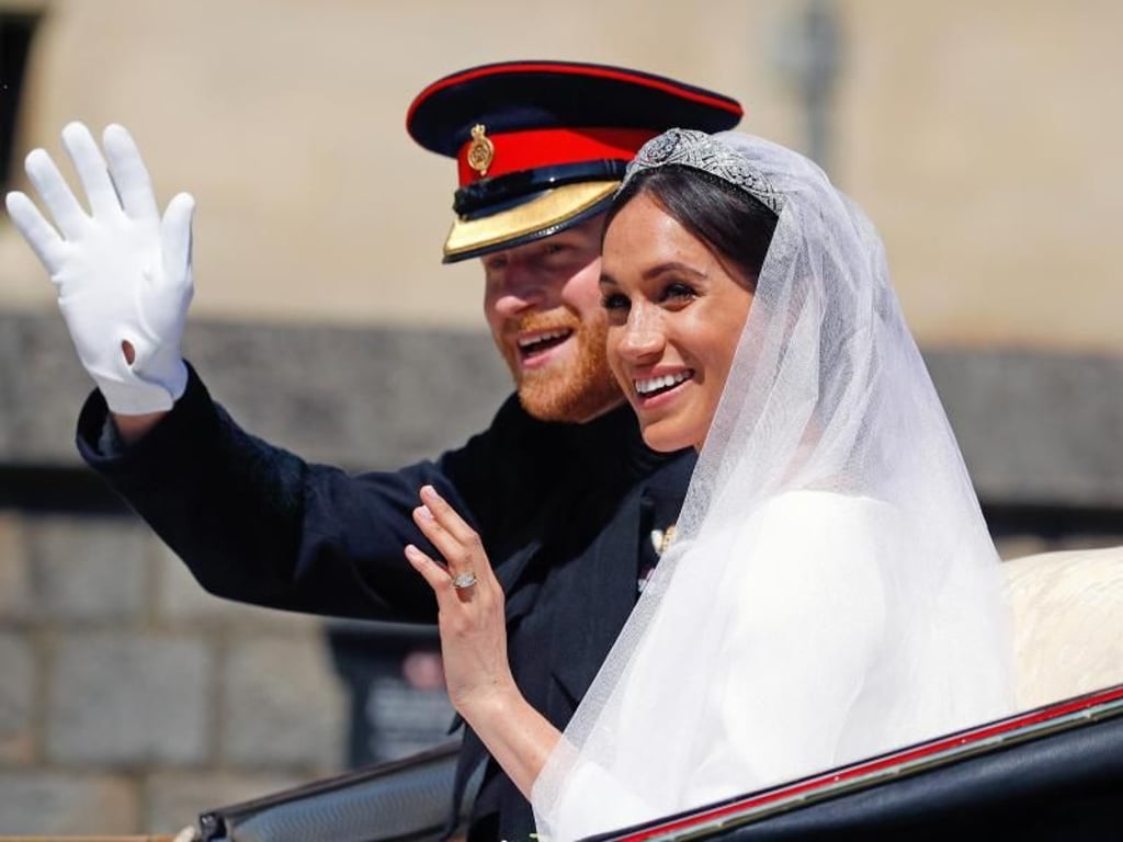Lächeln und winken: Nach der Trauung unternehmen Harry und Meghan bei strahlendem Sonnenschein und unter dem Jubel der royalen Fans eine Kutschfahrt durch Windsor. Foto: Phil Noble/POOL REUTERS