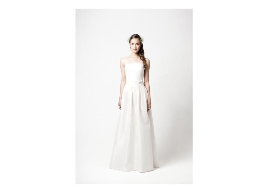 Brautkleider sind 2019 oft körpernah verarbeitet und zeigen so eine schmale A-Linie wie etwa das Kleid von Kisui (Preis auf Anfrage). Foto: kisui