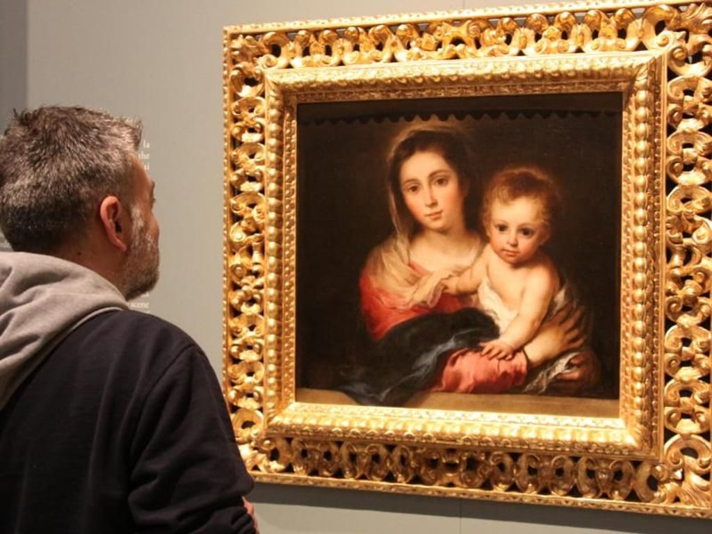 Betrachter des Murillo-Werkes «Virgen de la Servilleta» im Museo de Bellas Artes - der spanische Barockkünstler lockt 2018 viele Touristen nach Sevilla. Foto: Manuel Meyer