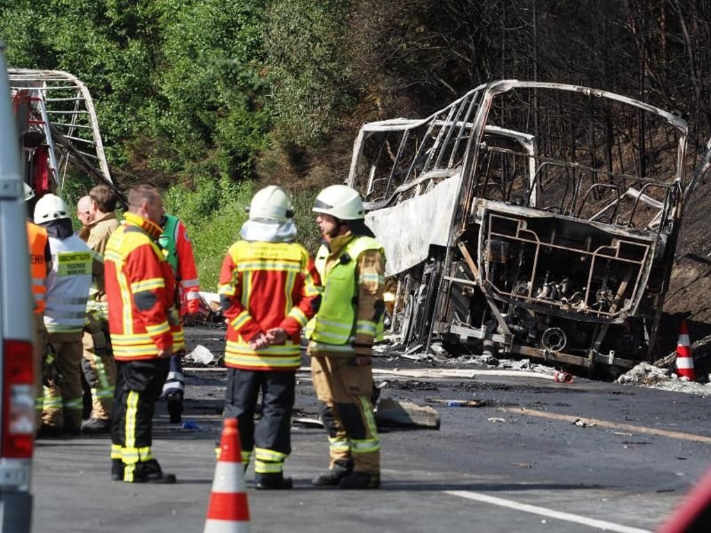Nicht mehr viel zu retten: Sanitäter und Feuerwehrleute am Schauplatz des verheerenden Busunfalls. Foto: Nicolas Armer
