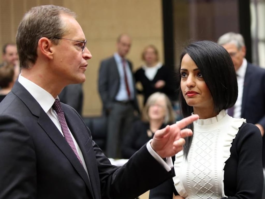 Der Regierende Bürgermeister von Berlin, Michael Müller unterhält sich mit der Staatssekretärin Sawsan Chebli. Foto: Wolfgang Kumm
