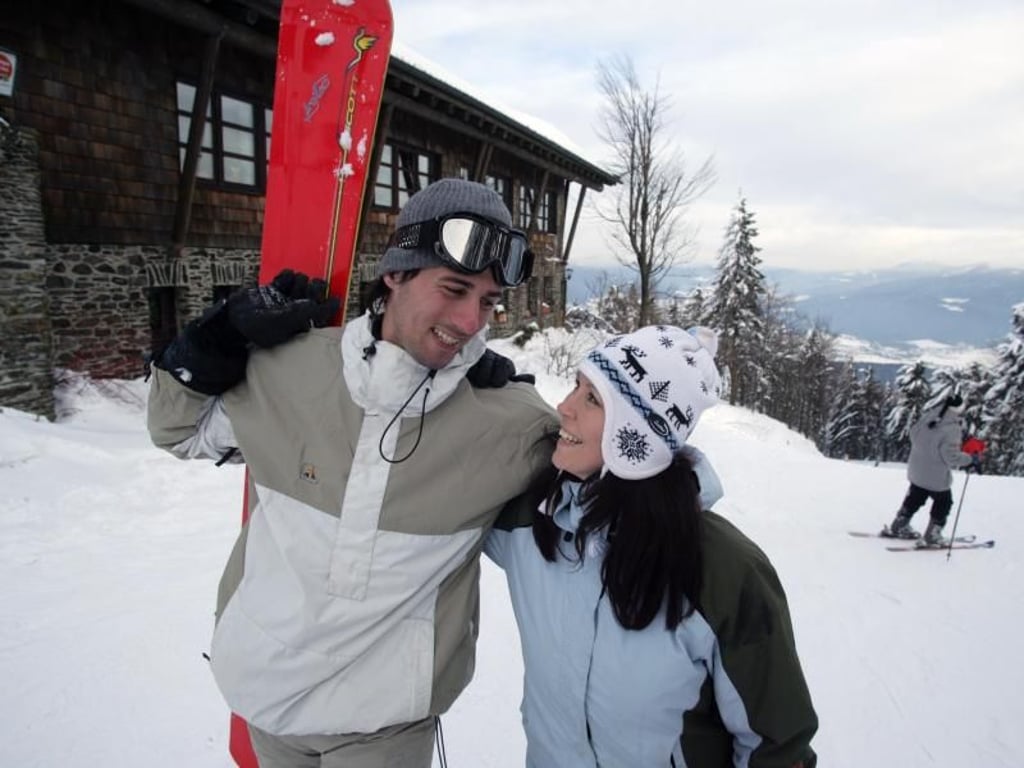 Im Bayerischen Wald können Winterurlauber - hier in Hohenbogen - mehrere Skigebiete nutzen, deren Gipfel mehr als 1000 Meter über dem Meer liegen. Foto: Tourismusverband Ostbayern