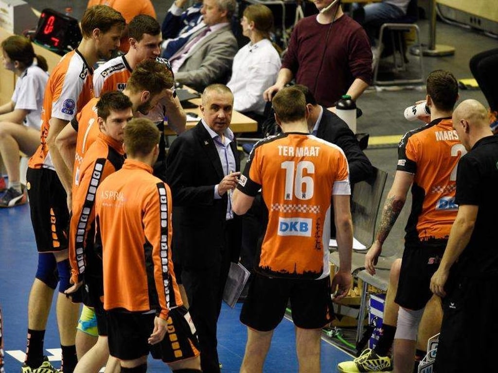 Berlins Trainer Roberto Serniotti spricht mit seinen Spielern. Foto: Rainer Jensen