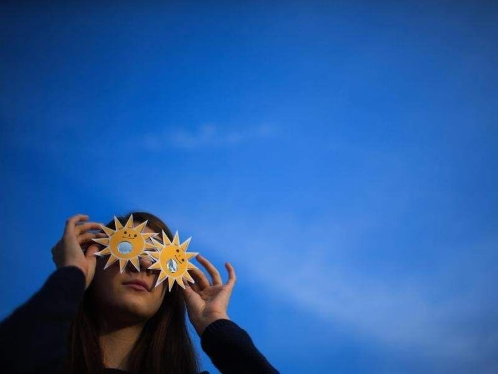 Schutzbrille zum Beobachten der Sonnenfinsternis. Foto: Jens Büttner/Archiv