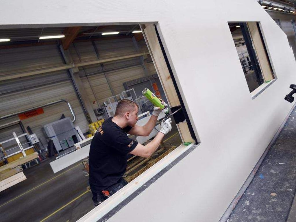 Bei Fertighäusern werden im Werk ganze Wände vorproduziert, bei der Variante Modulhaus entstehen schon ganze Gebäudebereiche. Foto: Henning Kaiser