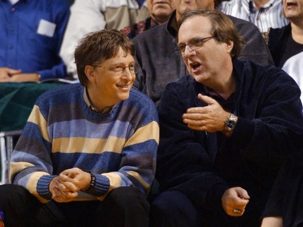 Bill Gates (l) und Paul Allen, beide Gründer von Microsoft, bei einem Spiel der Portland Trail Blazers. Foto: Elaine Thompson/AP