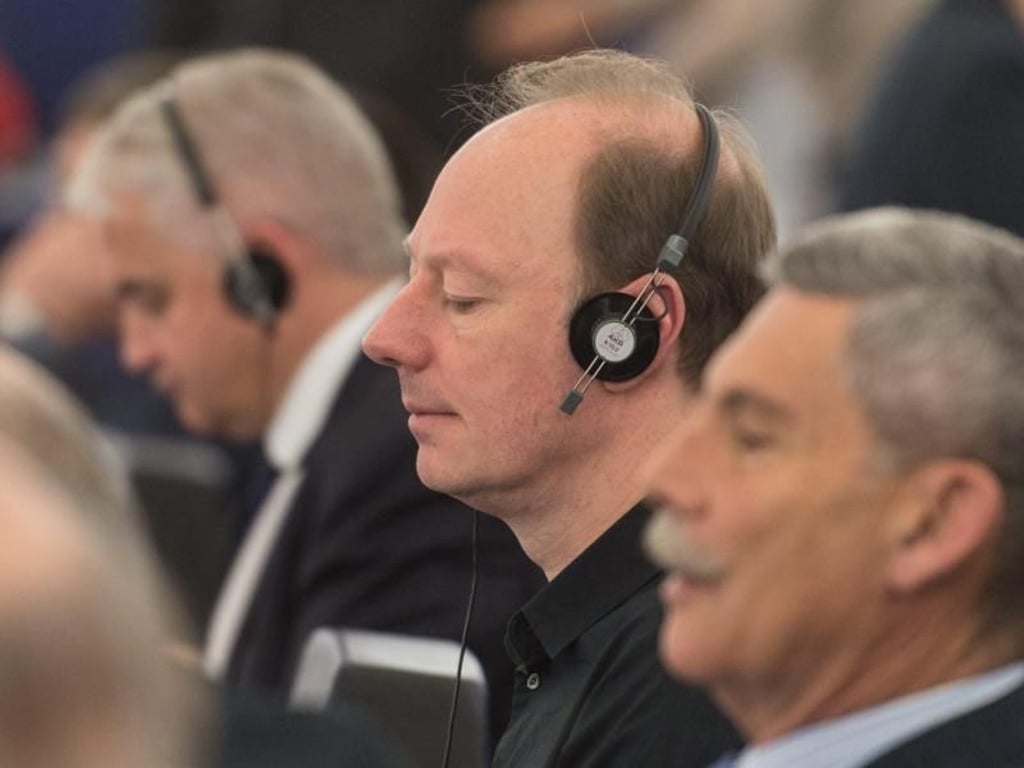 Martin Sonneborn (mit Kopfhörern) im EU-Parlament - dieses Bild soll es in Zukunft nicht mehr geben. Foto: Patrick Seeger