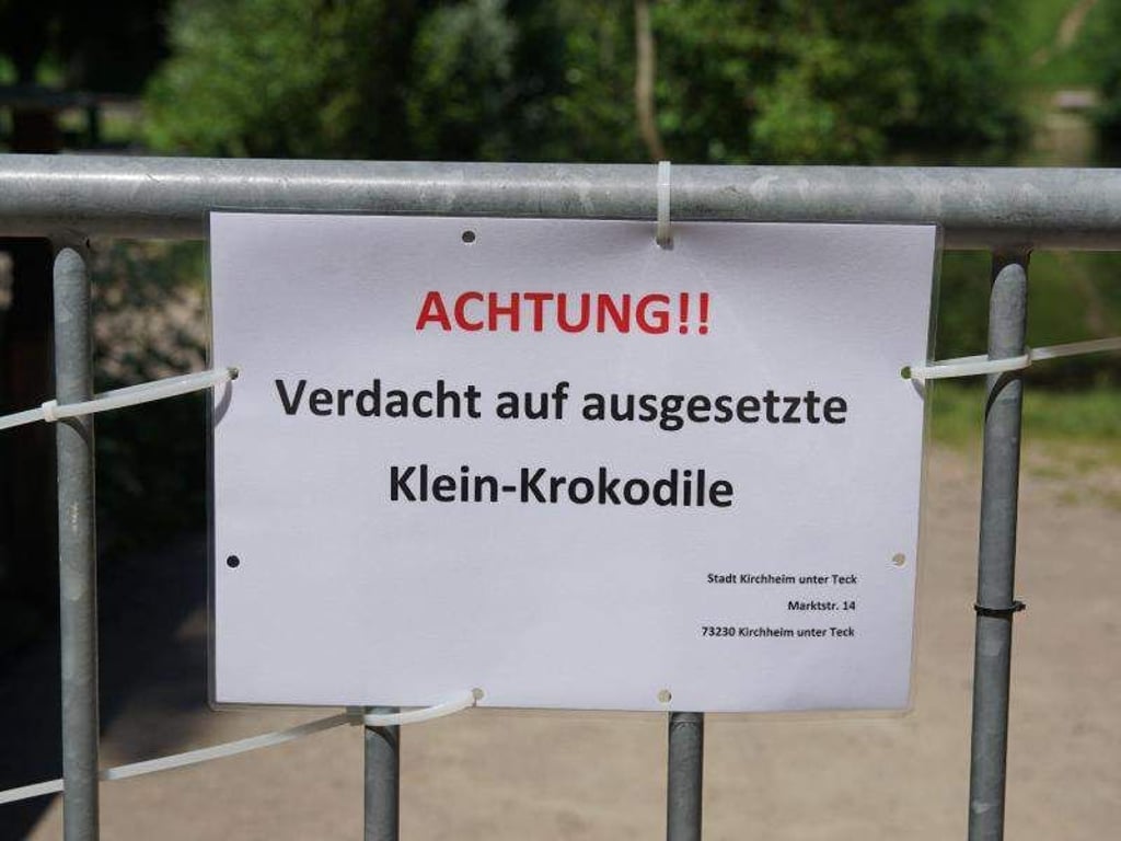 «Achtung!! Verdacht auf ausgesetzte Klein-Krokodile» - mit diesem Warnhinweis hat die Stadt Kirchheim unter Teck den Bereich um die Bürgerseen abgesperrt. Foto: SDMG/Krytzner