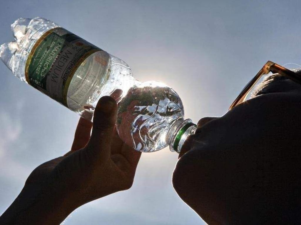 Wasser, Tee und Saftschorlen: Diese Getränke gelten als ideale Durstlöscher. Foto: Bodo Marks