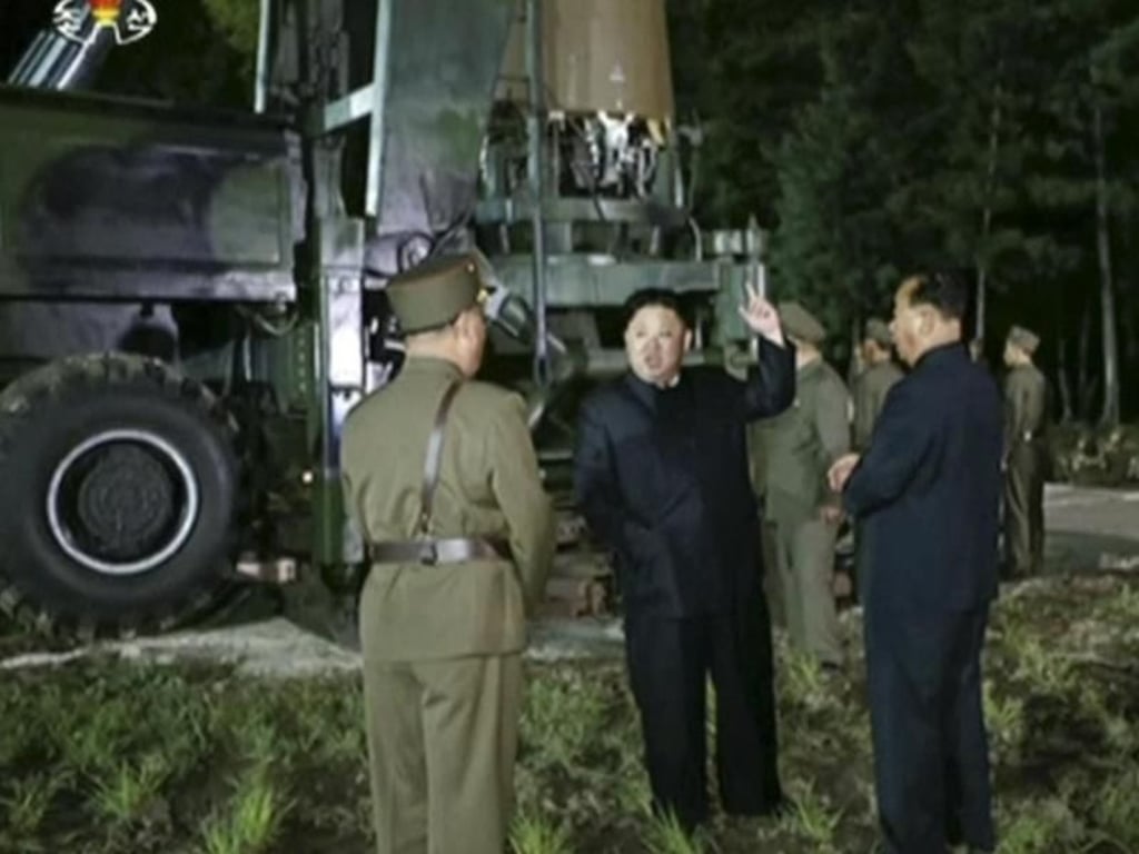 Der vom nordkoreanischen Rundfunk- und Fernsehkomitee zur Verfügung gestellte Videocrop zeigt Machthaber Kim Jong Un auf einem Raketen-Testgelände. Foto: KRT