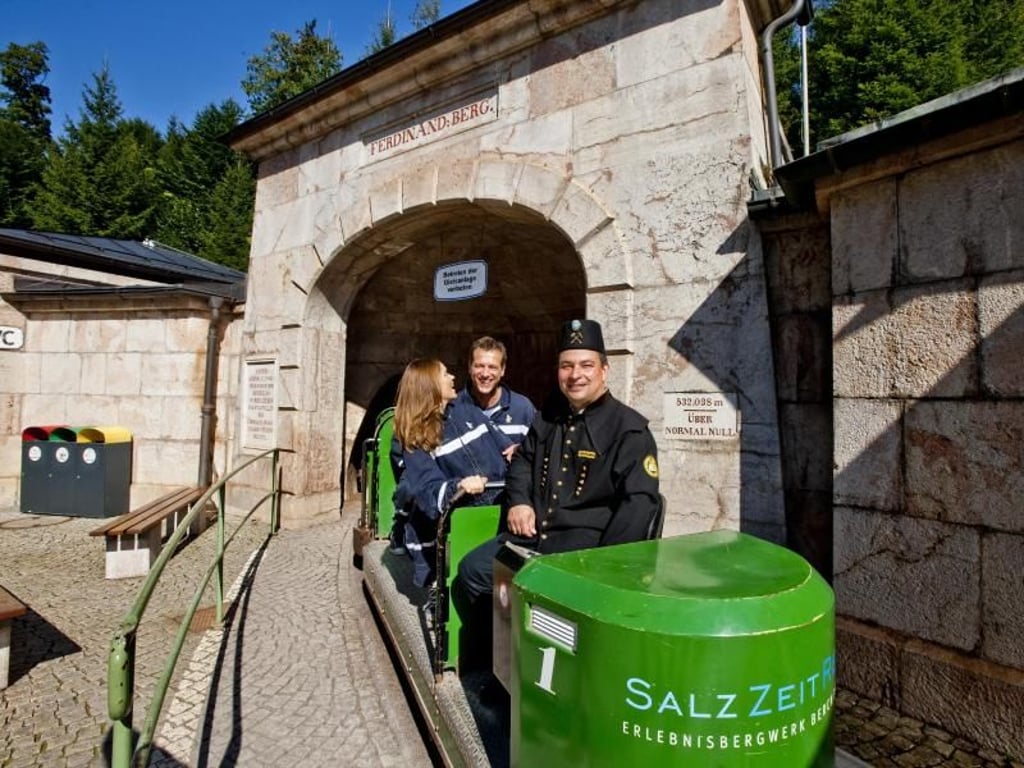 Einfahrt in den Stollen: Im Salzbergwerk Berchtesgaden tauchen die Besucher ein in 500 Jahre Geschichte. Foto: Tom Lamm