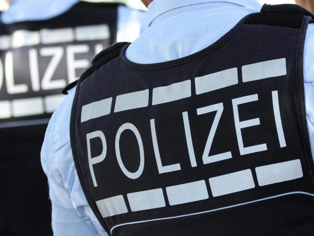 In Polizei-Westen gekleidete Polizisten. Foto: Silas Stein/Archiv