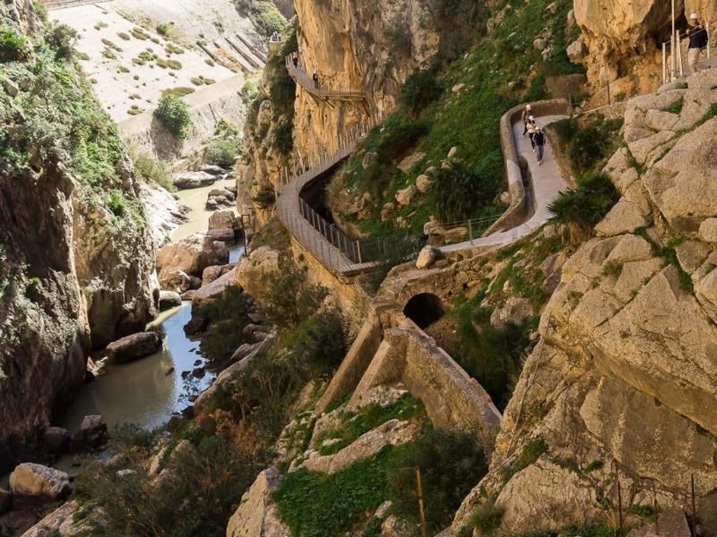 Nach der ersten schmalen Passage weitet sich das Tal wieder, dort geht es eine Weile über einen soliden Wanderweg weiter. Technisch schwierig ist der Caminito del Rey an keiner Stelle. Foto: Philipp Laage