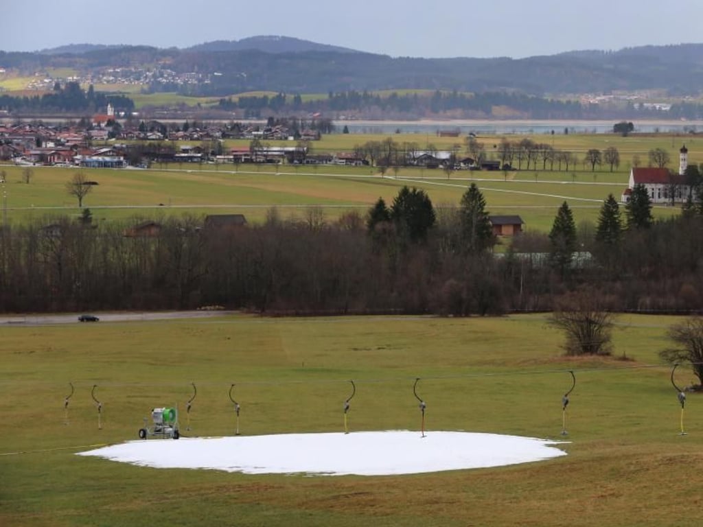 Das reicht nicht: Ein von einer Schneekanone produzierter Schneehaufen auf der grünen Skipiste des Falkenliftes am Tegelberg bei Hohenschwangau. Foto: Karl-Josef Hildenbrand