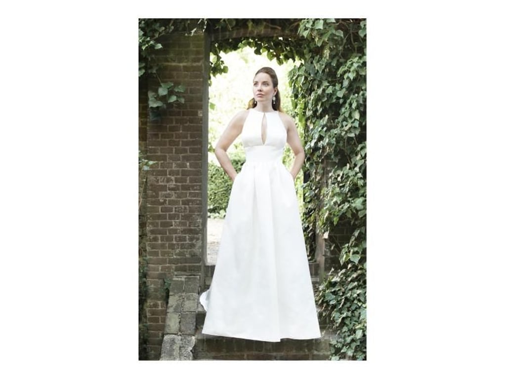 Dieses Modell von Weise erinnert an das schlichte, elegante Brautkleid der jetzigen Herzogin Meghan - nur der Ausschnitt ist hier etwas extravaganter und die Ärmel sind sommerlich kurz. Foto: Weise