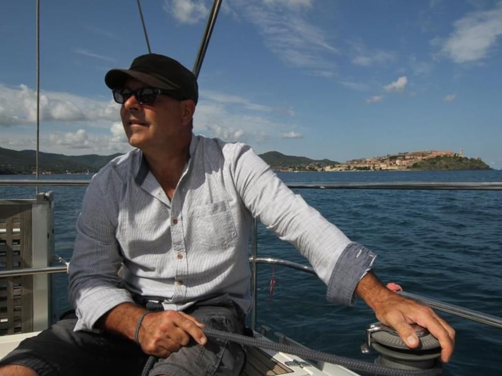 Segellehrer Andreas Lehn. Der ausgewanderte Deutsche lebt seit vielen Jahren auf Elba. Foto: Bernhard Krieger