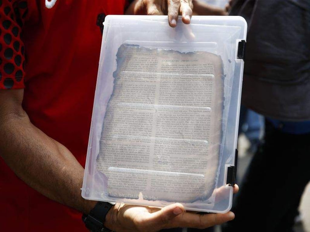 Die Seite eines Buches, das zum Bestand des ausgebrannten brasilianischen Nationalmuseums gehörte Foto: Tânia Rêgo/Agência Brasil/Agencia Brazil