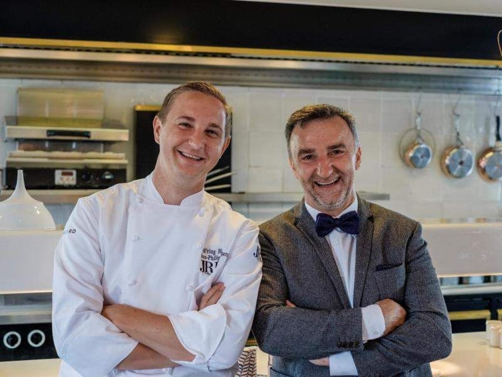 Johannes King (r) und Jan-Philipp Berner: Die beiden Sylter Spitzenköche sind vom Restaurantführer Gault-Millau zum «Koch des Jahres»-Duo gekürt worden. Foto: Ydo Sol/King