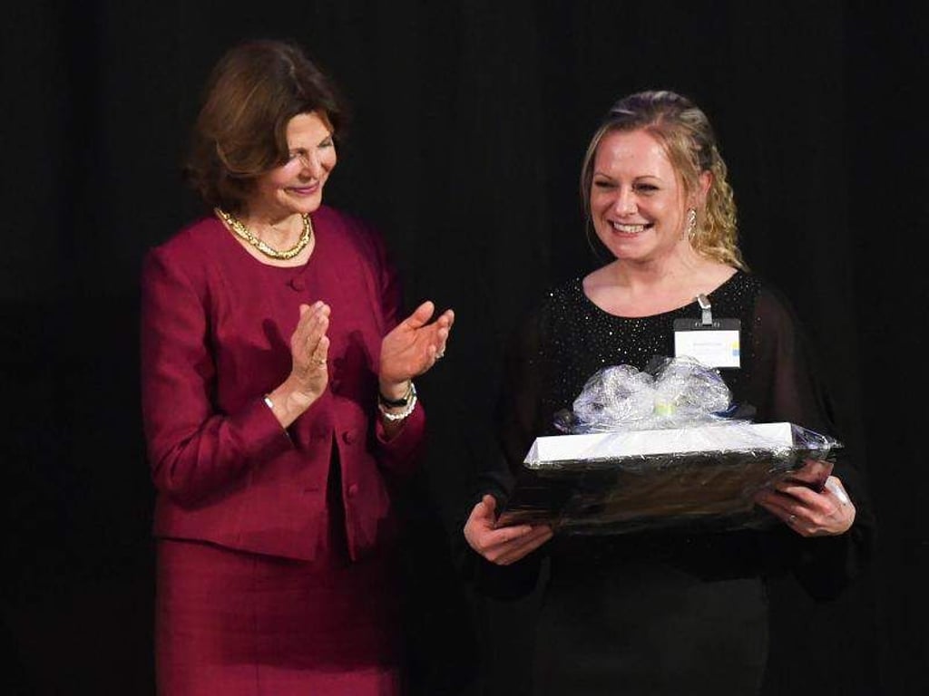 Königin Silvia applaudiert der Gewinnerin des Queen Silvia Nursing Awards, Annette Löser. Foto: Carmen Jaspersen