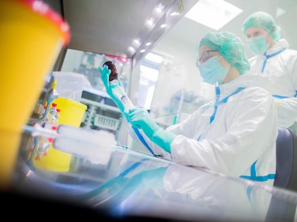 Herstellung des Krebsmedikaments (Zytostatika) in einem Labor. Foto: Rolf Vennenbernd