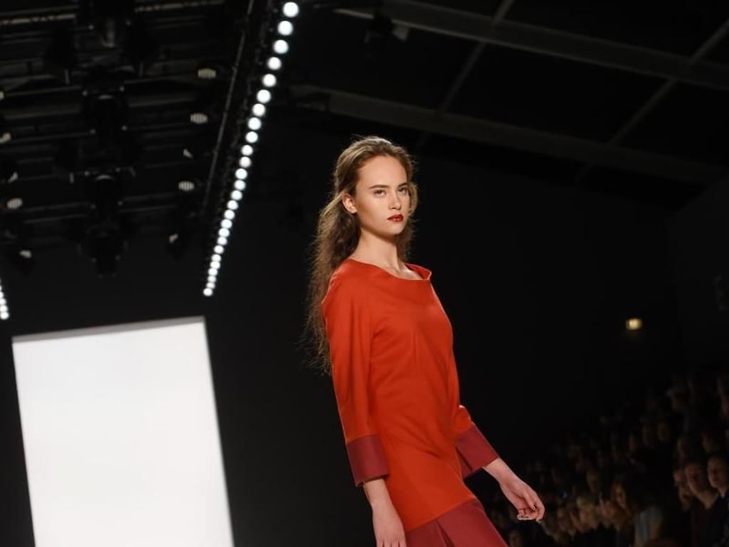 Die Designerin Anne Gorke sieht rot. Foto: Jens Kalaene