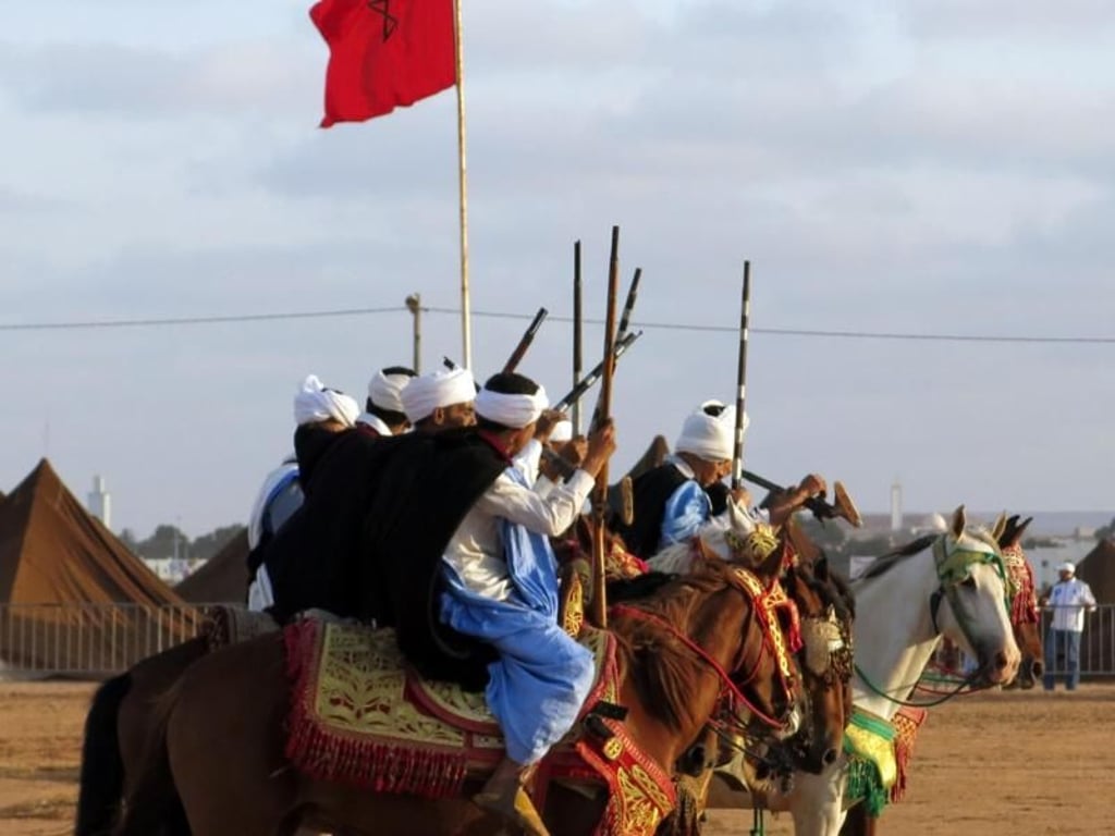 Nomaden in der Wüste: Reiter von mehr als 30 Nomaden-Stämmen, etwa aus Marokko, Mali oder Mauretanien, formieren sich zum Reitwettbewerb «Fantasia». Foto: Markus Steiner