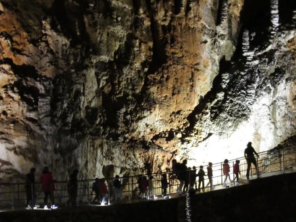 Düster und recht frisch ist es in der größten Schauhöhle der Welt: Die Dimensionen der Grotta Gigante sind gewaltig. Foto: Archivio Grotta Gigante