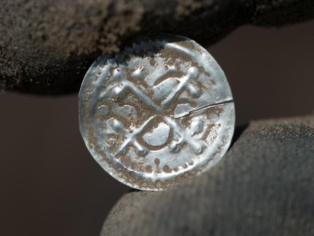 Dänische Forscher gehen davon aus, dass die «Kreuzbrakteate» wegen der geringen Stückzahlen vom König überwiegend an die High Society ausgegeben wurde. Foto: Stefan Sauer