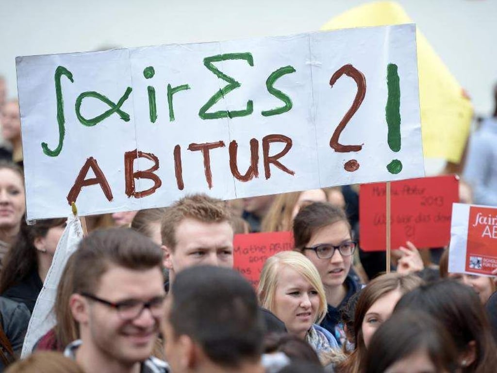 Schüler demonstrieren gegen die Aufgaben in ihrem schriftlichen Mathe-Abitur. Foto: Federico Gambarini/Archivbild