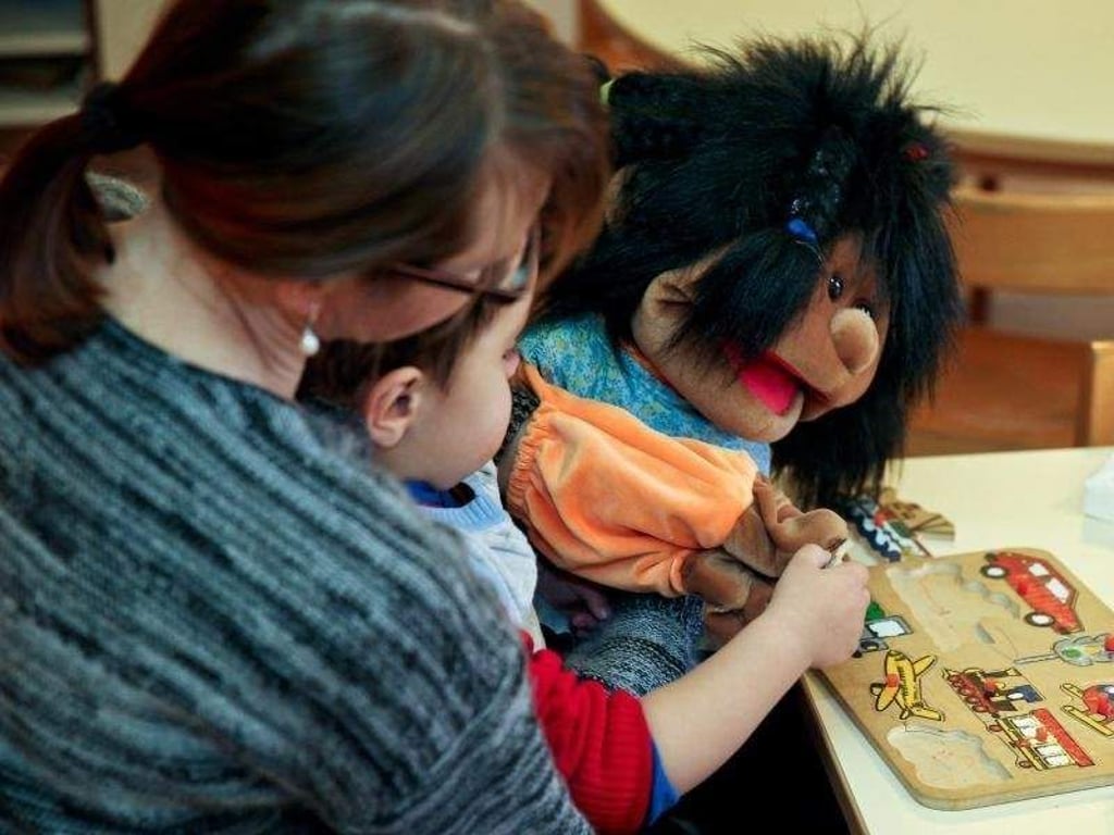 Ihre Arbeit soll besser bezahlt werden: Erzieherin im Kindergarten. Foto: Daniel Karmann/Archiv