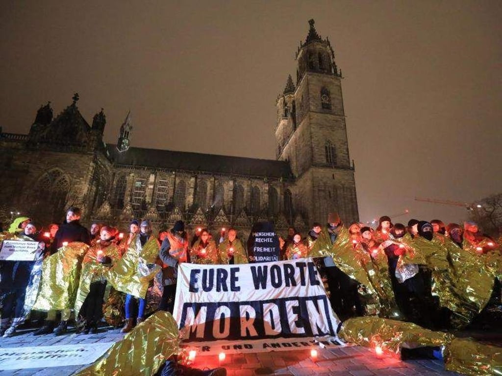 Kunstaktion mit Rettungsdecken gegen AfD-Kundgebung. Foto: Peter Gercke