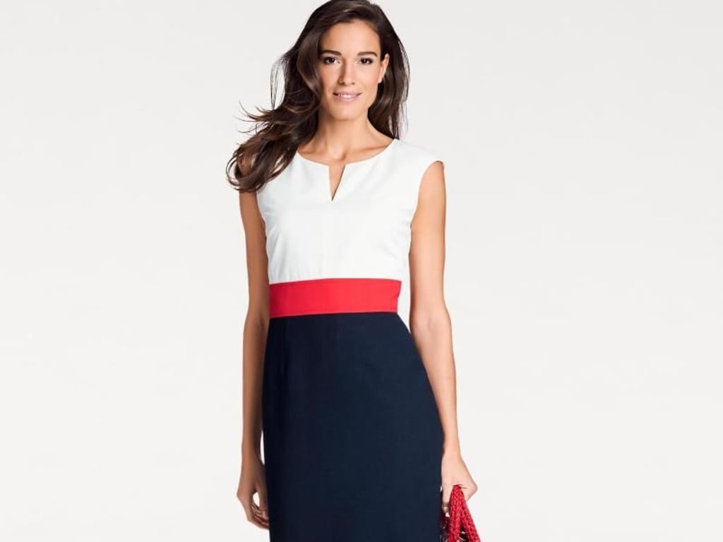Die Strahlkraft von Rot im Outfit schaffen auch schon kleine Elemente, wie zum Beispiel bei diesem Kleid von Heine ein Streifen um die Taille. Auch Accessoires können diesen Effekt erzielen (Kleid ca. 70 Euro). Foto: Heine