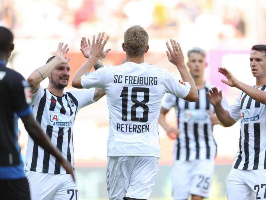 Freiburgs Torschütze Nils Petersen (M) feiert seinen Treffer zum 1:2 gegen den SC Paderborn. Foto: Friso Gentsch