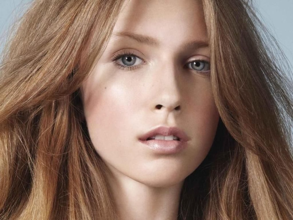 Frisch und natürlich - so soll das dezente Make-up für die Feier mit den Kollegen wirken. Foto: Boris Entrup, BeautySchule, DK Verlag/Billie Scheepers