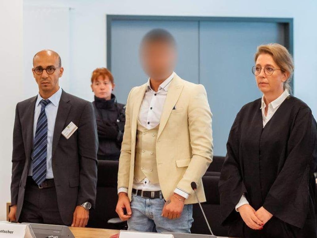 Alaa S. zwischen einem Dolmetscher und seiner Verteidigerin Ricarda Lang. Foto: Matthias Rietschel