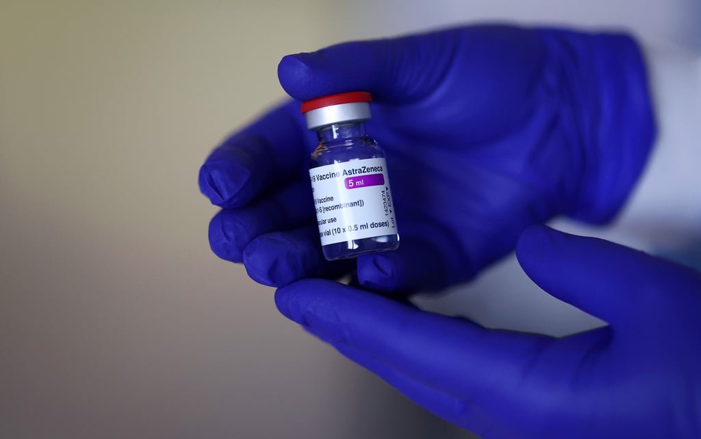 Eine Ärztin zeigt eine Ampulle mit dem Impfstoff AstraZeneca im Impfzentrum des polizeiärztlichen Dienstes Sachsen-Anhalt. Sachsen-Anhalt erhält in den kommenden drei Wochen rund 70 Prozent weniger Impfstoffdosen des Herstellers Astrazeneca als bislang zugesichert.(zu dpa «Astrazeneca-Lieferprobleme - Deutliche Auswirkungen in Sachsen-Anhalt») +++ dpa-Bildfunk +++