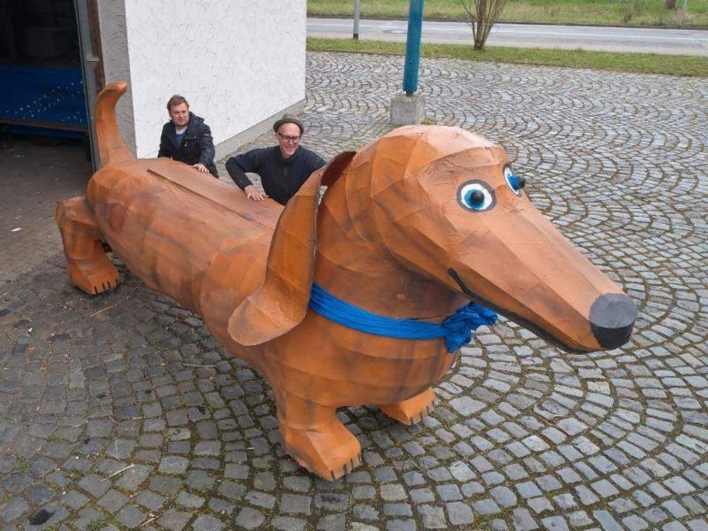 Der Pappmaché-Dackel bekommt eine neue Heimat. Foto: Thomas Frey