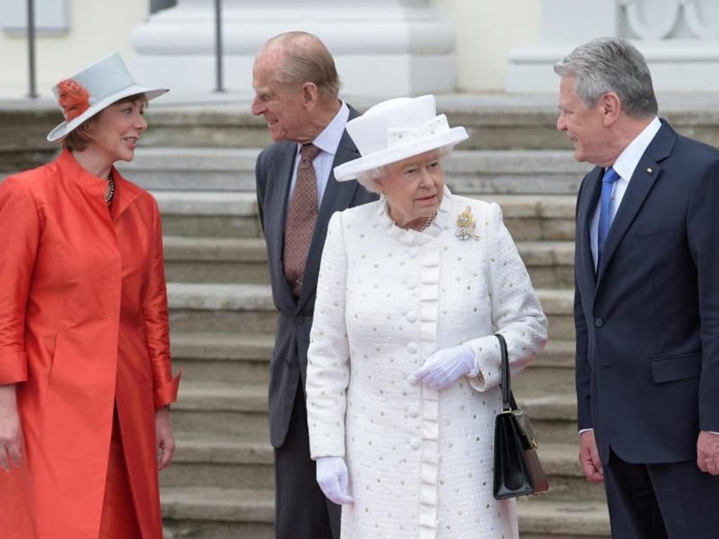 Bundespräsident Joachim Gauck und seine Lebensgefährtin Daniela Schadt begrüßen die royalen Gäste. Foto: Rainer Jensen